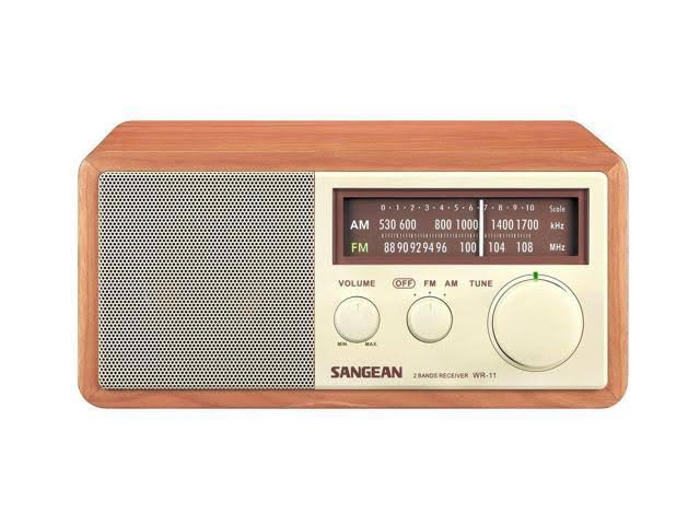 Wood Cabinet AM/FM Table Top Analog Radio I74400